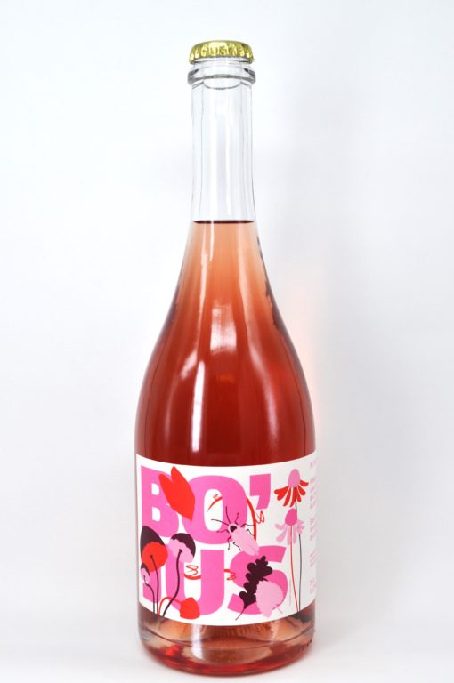 Le pétillant naturel Bo'Jus, un Pet Nat rosé à base de pinot noir. Respecte la charte des vins nature, à base de raisins bios, sans intrants ni sulfites ajoutés